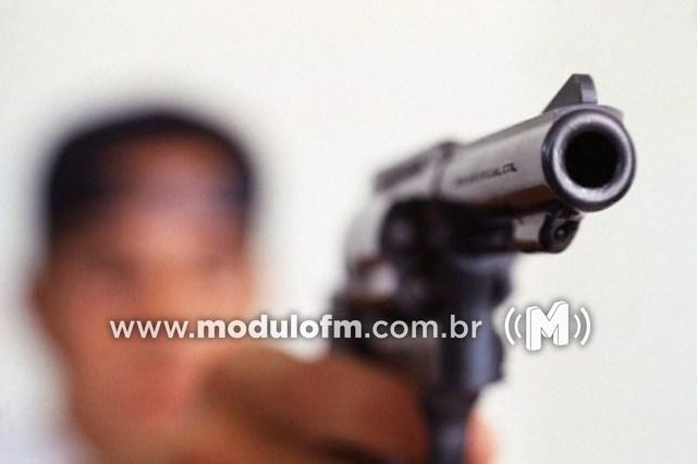 Vendedores de lingerie invadem casa e ameaça moradora para cobrar dívida de venda em Patrocínio