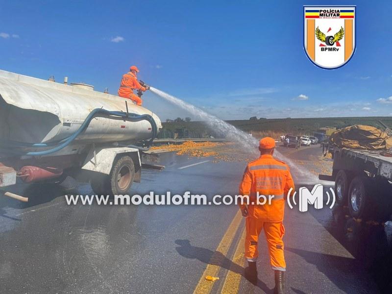 Imagem 3 do post Vídeo: Motorista perde o controle na curva e caminhão tomba na BR-146 em Serra do Salitre