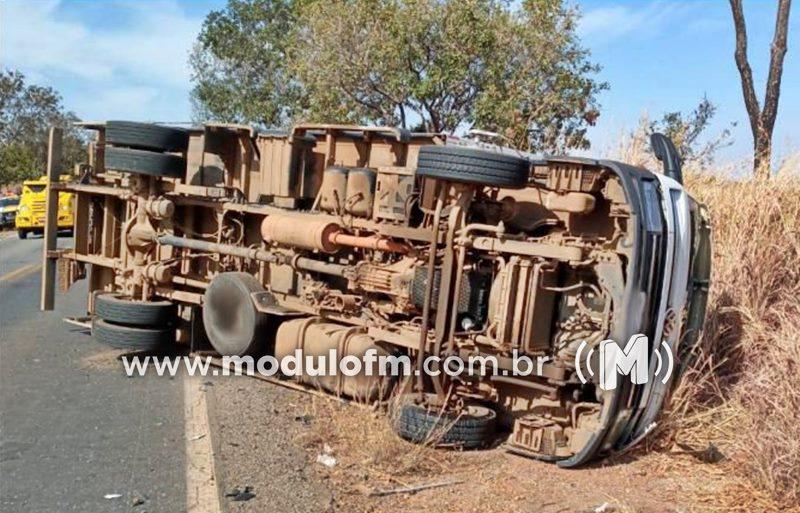 Imagem 3 do post Caminhão com placas de Patrocínio tomba após motorista cochilar e perder controle na MG-410 em Lagoa Grande