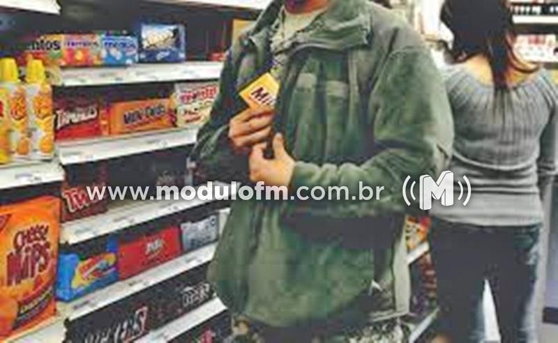 Casal furta mercadorias em supermercado e foge sem ser...