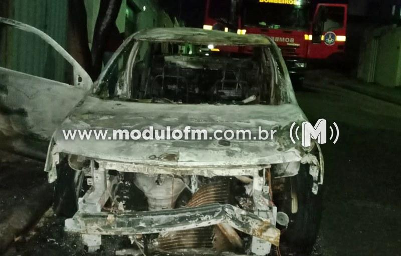 Imagem 1 do post Chamas de carro que pegou fogo atinge fiação pública e deixa residência sem energia em Patrocínio