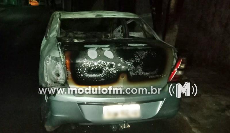 Imagem 2 do post Chamas de carro que pegou fogo atinge fiação pública e deixa residência sem energia em Patrocínio