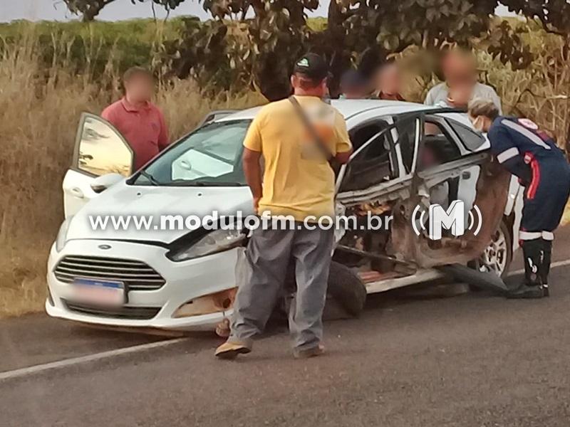 Colisão entre caminhão e táxi deixa cinco feridos na...