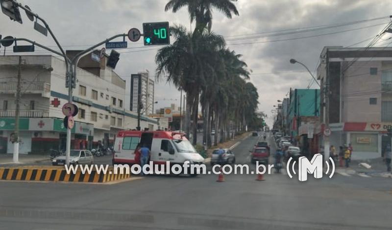 Colisão entre carro e moto deixa mulher grávida de 3 meses ferida em Patrocínio