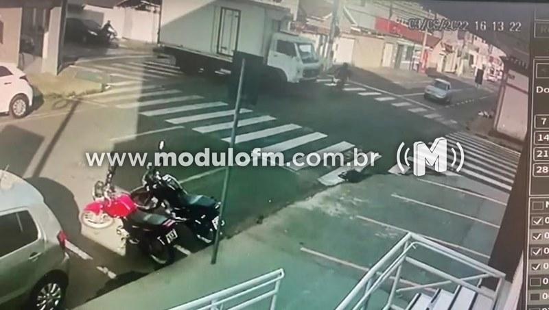 Comerciantes e moradores reivindicam semáforo no cruzamento das ruas...