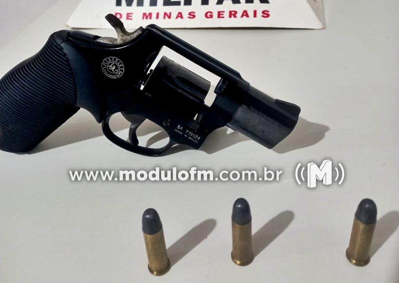 Dupla armada com revólver tenta fugir em moto, mas acaba presa em Guimarânia