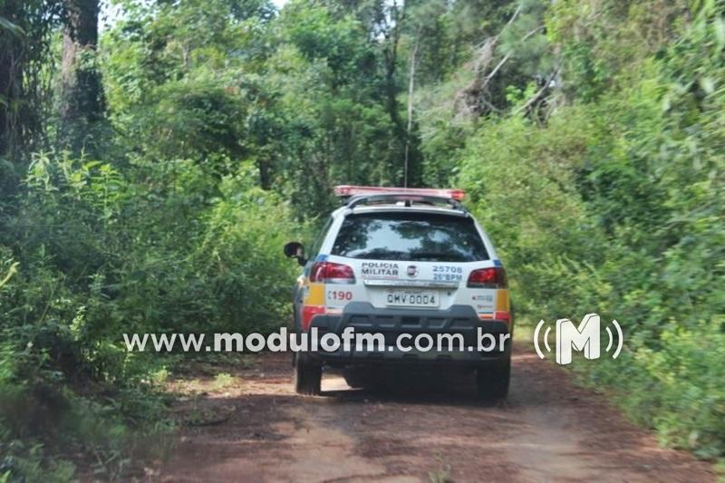 Gol furtado é encontrado abandonado em área de mata...