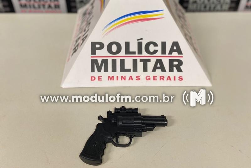 Homem em liberdade condicional é preso após ameaçar de morte a ex-namorada com réplica de arma de fogo em Patrocínio