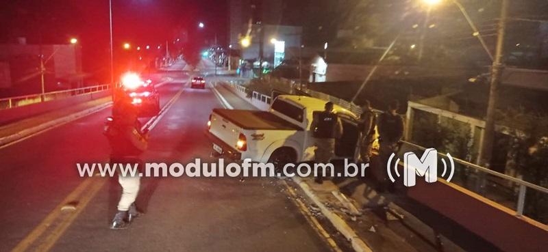 Homem inabilitado e com sinais de embriaguez bate em poste e abandona caminhonete em Patrocínio
