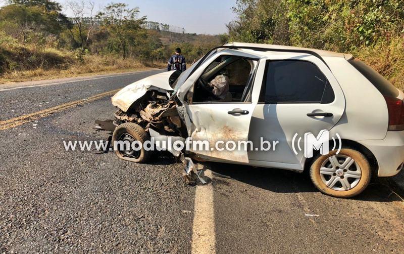 Imagem 1 do post Motorista com sintomas de embriaguez causa acidente e três pessoas ficam feridas na MGC-462 em Patrocínio
