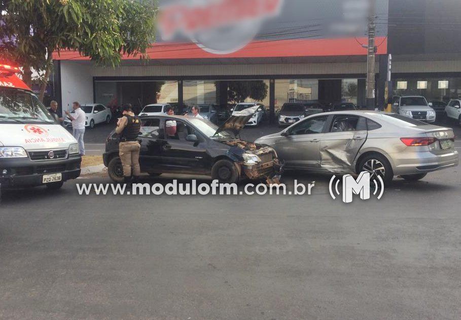 Motorista sofre lesão na cabeça após colisão entre veículos...