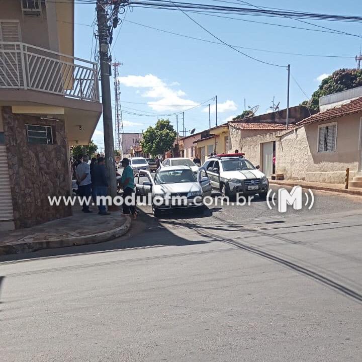 Imagem 1 do post Mulher é esfaqueada na porta de escola em Monte Carmelo