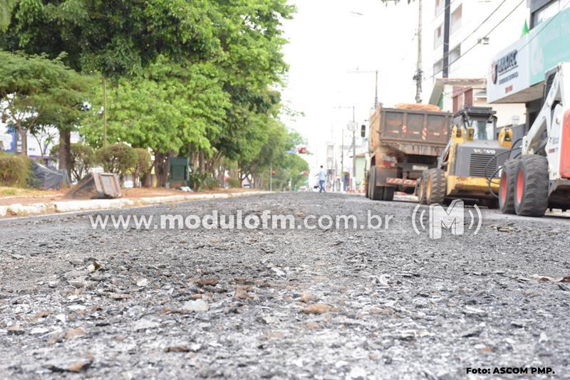 Avenida Rui Barbosa continua parcialmente paralisada nessa quarta-feira (21)...