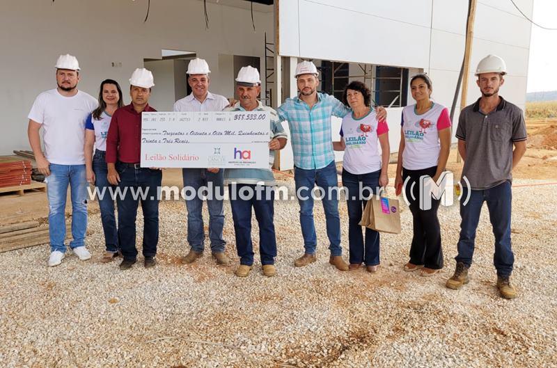 HC Patrocínio recebe cheque de R$ 388 mil arrecadado no 5º Leilão Solidário realizado pela LC Agronegócios