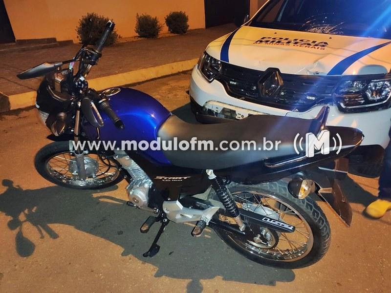 Motociclista inabilitado tenta fugir de abordagem policial e bate em viatura da PM em Patrocínio