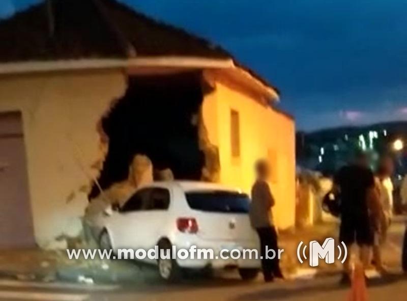 Motorista perde o controle da direção, bate em veículo e invade casa em Patrocínio