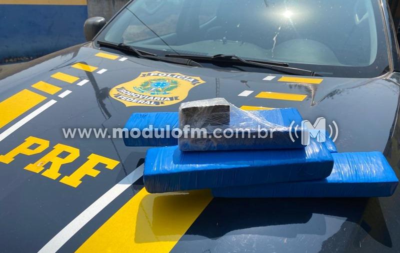 Mulher é presa em ônibus de passageiros com 5...