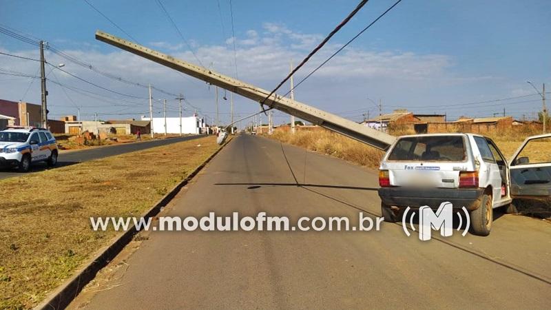 Imagem 1 do post Mulher inabilitada perde o controle da direção e bate veículo em poste