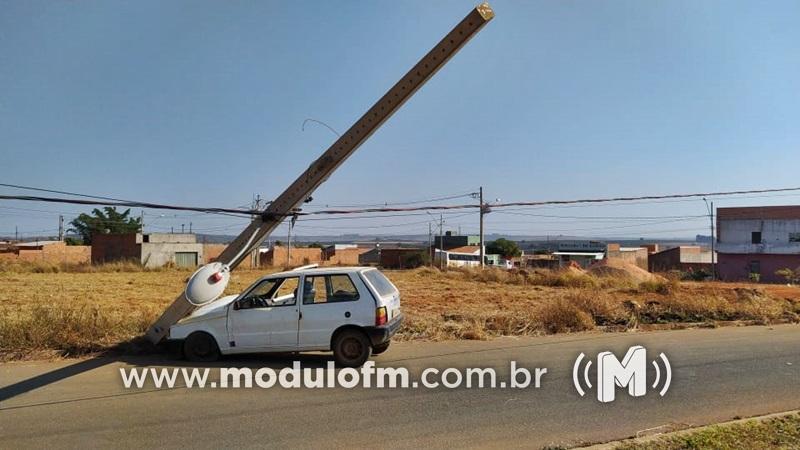 Mulher inabilitada perde o controle da direção e bate veículo em poste