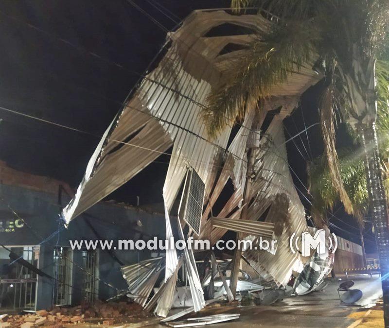 Imagem 2 do post Ventania arranca telhado de loja que fica pendurado sobre fiação elétrica em Perdizes