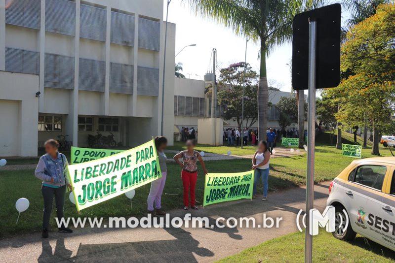 Advogado de Cássio Remis afirma que pessoas que seguravam faixas favoráveis a Jorge Marra foram pagas