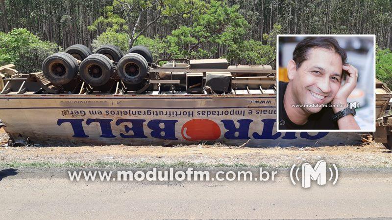 Carreta tomba e motorista morre na BR-365
