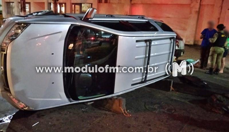 Carro tomba após bater contra veículo e motorista fica ferida em Patrocínio