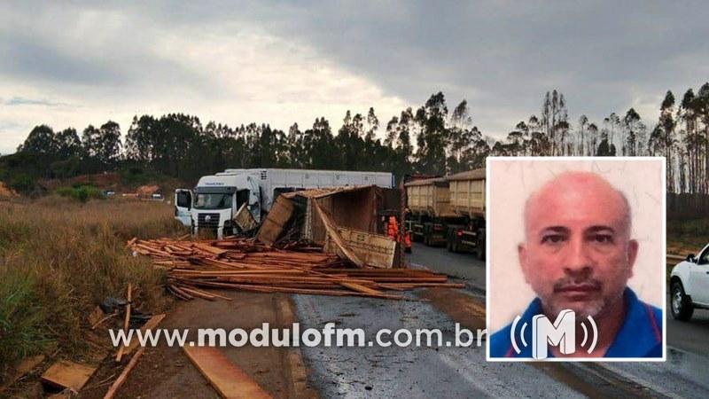 Motorista morre em colisão frontal entre caminhão e carreta...