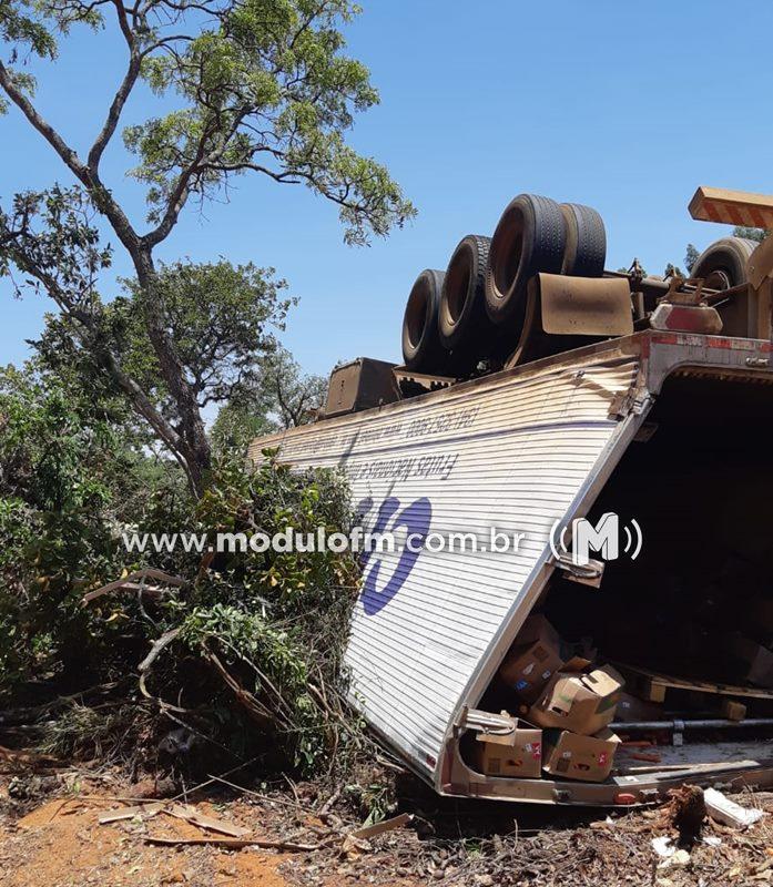 Imagem 1 do post Carreta tomba e motorista morre na BR-365