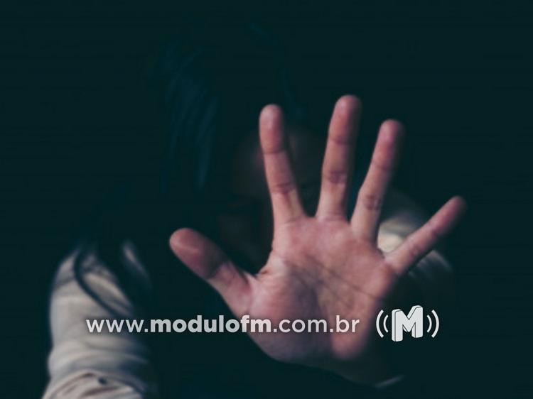 Mulher é agredida com pauladas e capacetadas após discussão com companheiro