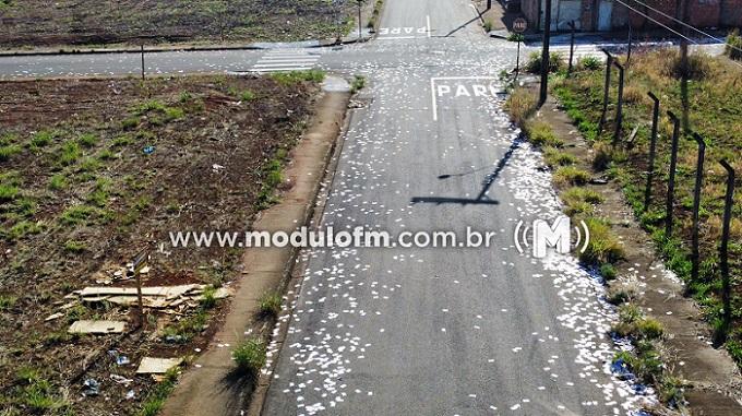 Ruas amanhecem poluídas por ‘santinhos’ em Patrocínio