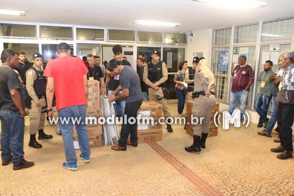 Urnas eletrônicas são transportadas para locais de votação em Patrocínio