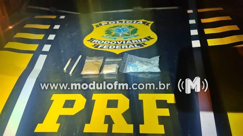 Veículo com placas de Patrocínio é flagrado transportando mais de 60 comprimidos de ecstasy na BR-365