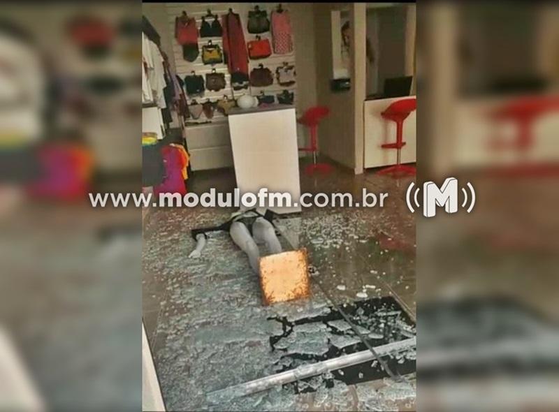 Ladrões arrombam loja de roupas e fazem a limpa em Patrocínio