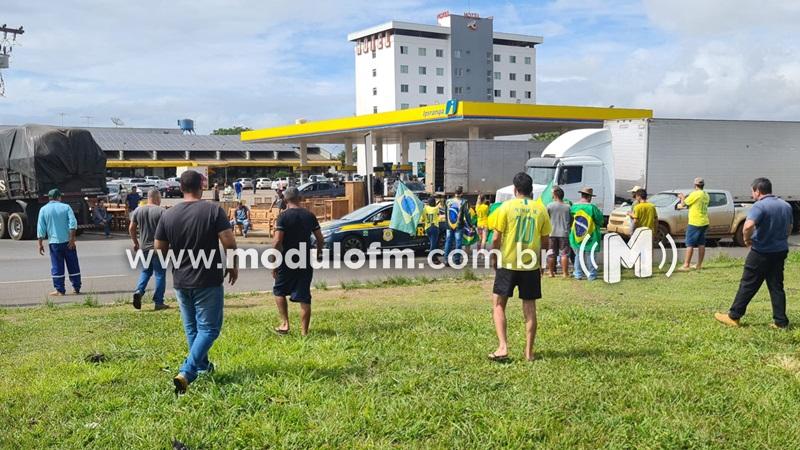Manifestação dos caminhoneiros acontece às margens da BR-365, no trevo de acesso a Patrocínio