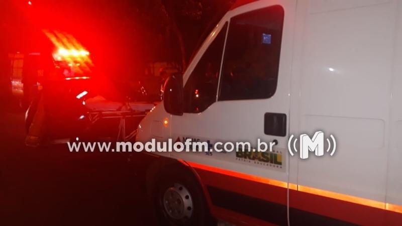 Moto bate em arvore e motociclista fica ferido em Patrocínio