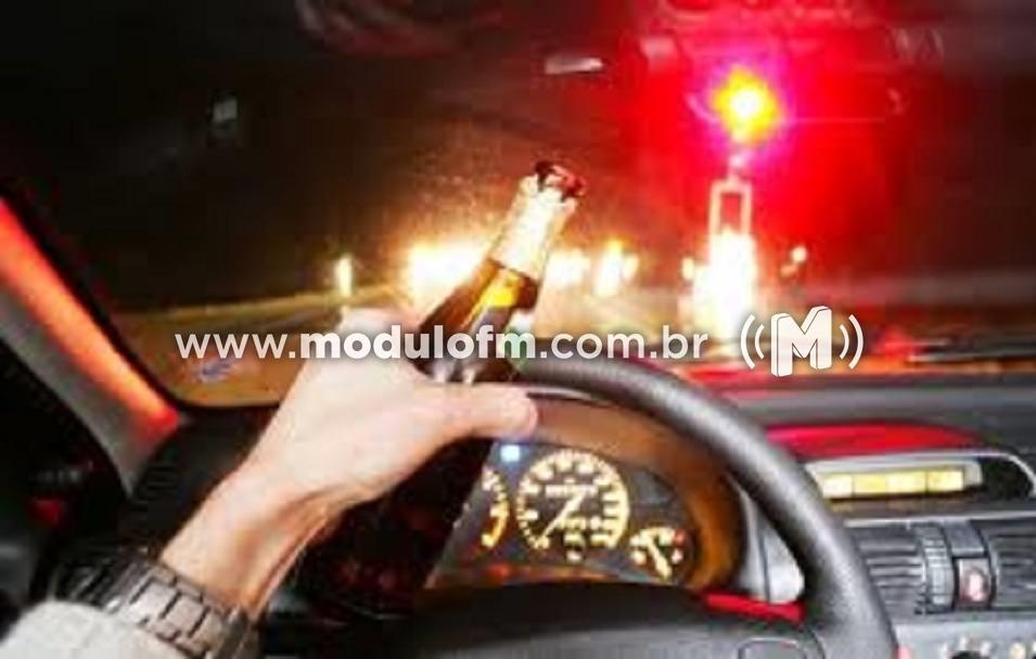 Motorista inabilitado é flagrado fazendo zigue-zague no meio da rua e acaba preso por embriaguez ao volante