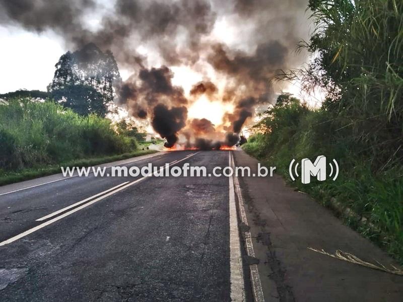 Manifestante em protesto bloqueia totalmente a rodovia MG-230 próximo ao povoado de Tejuco em Patrocínio