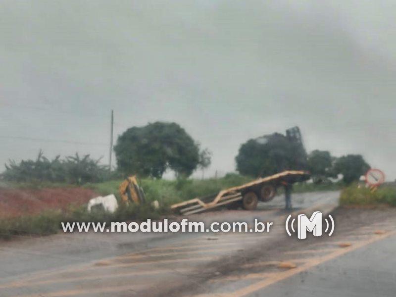 Imagem 1 do post Buraco em pista causa acidente na BR-365 em Patrocínio