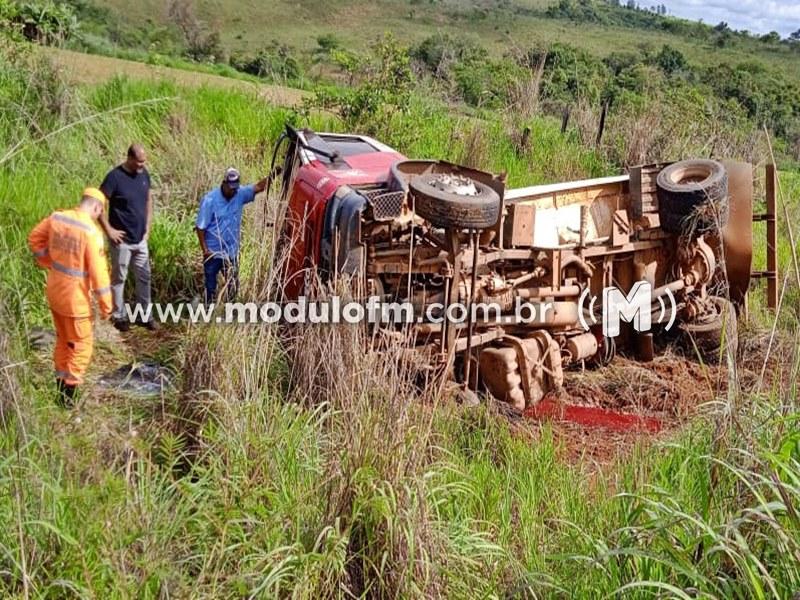 Caminhão da Prefeitura de Patrocínio sofre acidente e motorista fica ferido na MGC-462