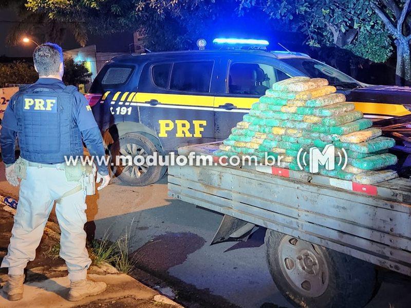 PRF intercepta caminhonete com quase 100 kg de cocaína na BR-365 em Monte Carmelo