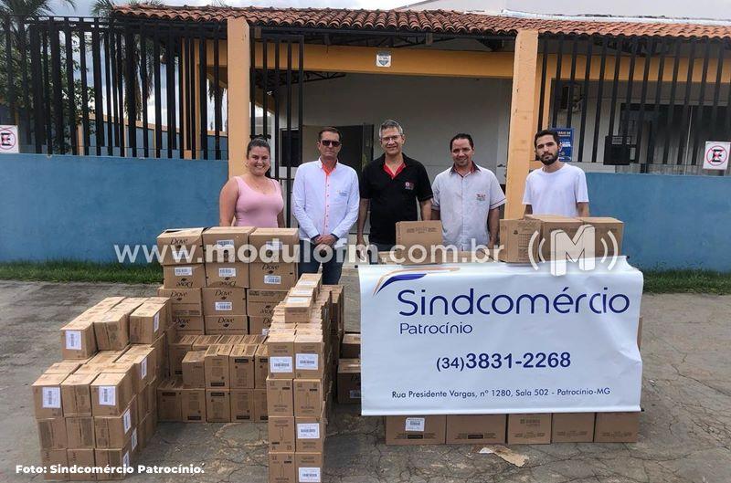 Sindcomércio Patrocínio realiza a entrega das doações da Campanha Natal Solidário
