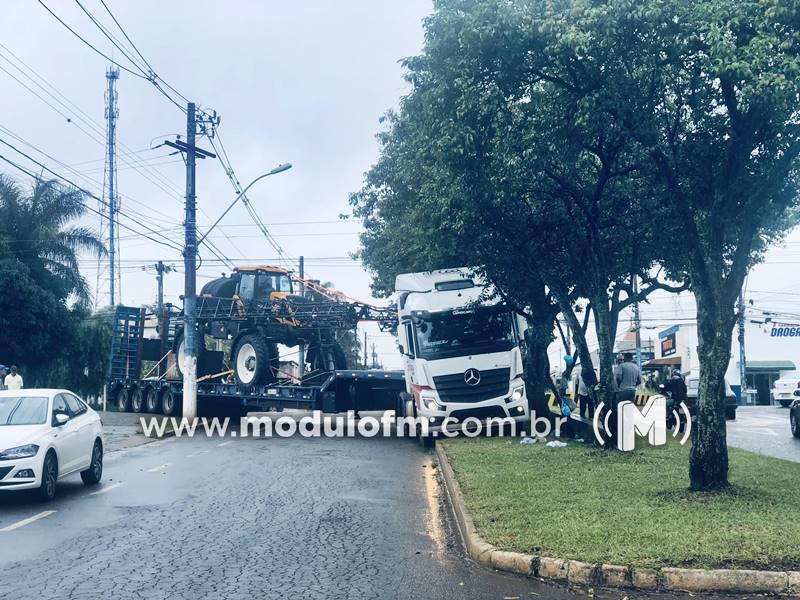 Carreta carregada com equipamento agrícola fica presa ao tentar fazer rotatória em Patrocínio