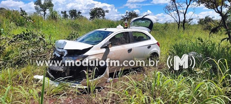 Carro roubado em Uberlândia se envolve em acidente na BR 365 e deixa casal ferido