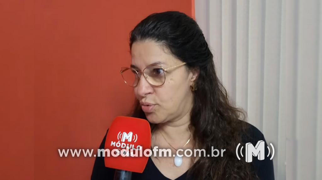 Coordenadora tira dúvidas da população quanto ao concurso da...