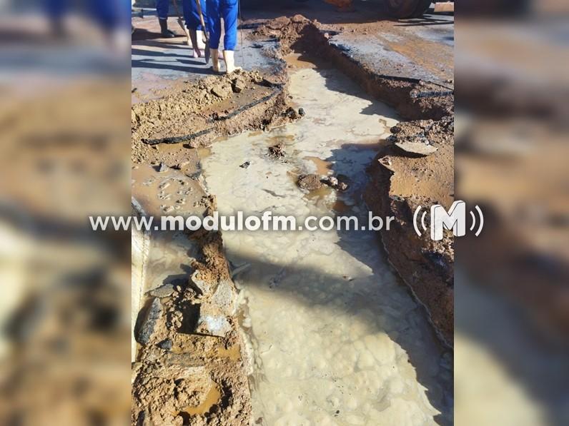 Daepa trabalha para conter vazamento em adutora no centro de Patrocínio