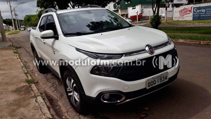 Homens armados abordam empresário quando chegava em casa e roubam caminhonete no Bairro São Judas
