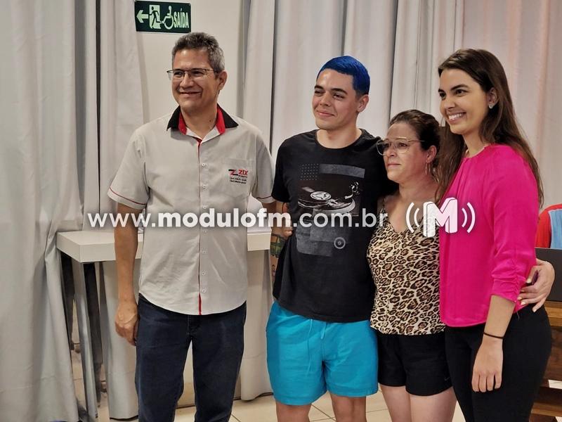 Jovem é o grande ganhador do Carro 0km da Campanha de Natal “O Melhor Natal da Região”