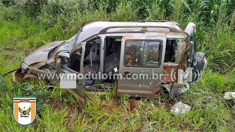 Motorista perde controle e capota veículo na MGC 462