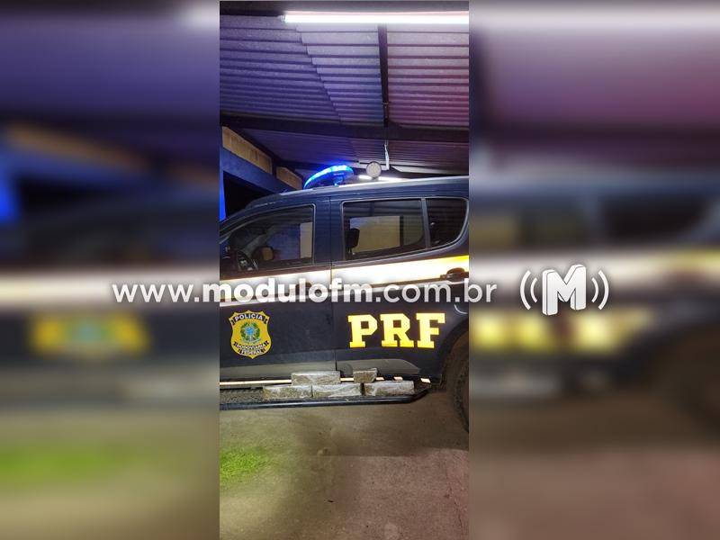 Mulher é presa com 5 barras de maconha em ônibus de passageiros na BR 365